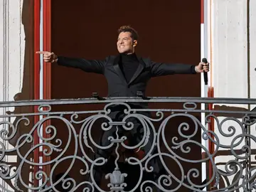 David Bisbal desde el balcón de la Real Casa de Correos, en la Puerta del Sol, para inaugurar ‘La Navidad en Sol’ David Bisbal desde el balcón de la Real Casa de Correos, en la Puerta del Sol, para inaugurar ‘La Navidad en Sol’