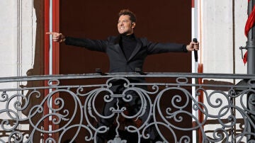 David Bisbal desde el balcón de la Real Casa de Correos, en la Puerta del Sol, para inaugurar ‘La Navidad en Sol’