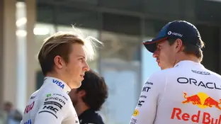 Liam Lawson conversa con Max Verstappen en Yas Marina el pasado 8 de diciembre de 2024 Liam Lawson conversa con Max Verstappen en Yas Marina el pasado 8 de diciembre de 2024