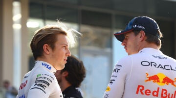 Liam Lawson conversa con Max Verstappen en Yas Marina el pasado 8 de diciembre de 2024