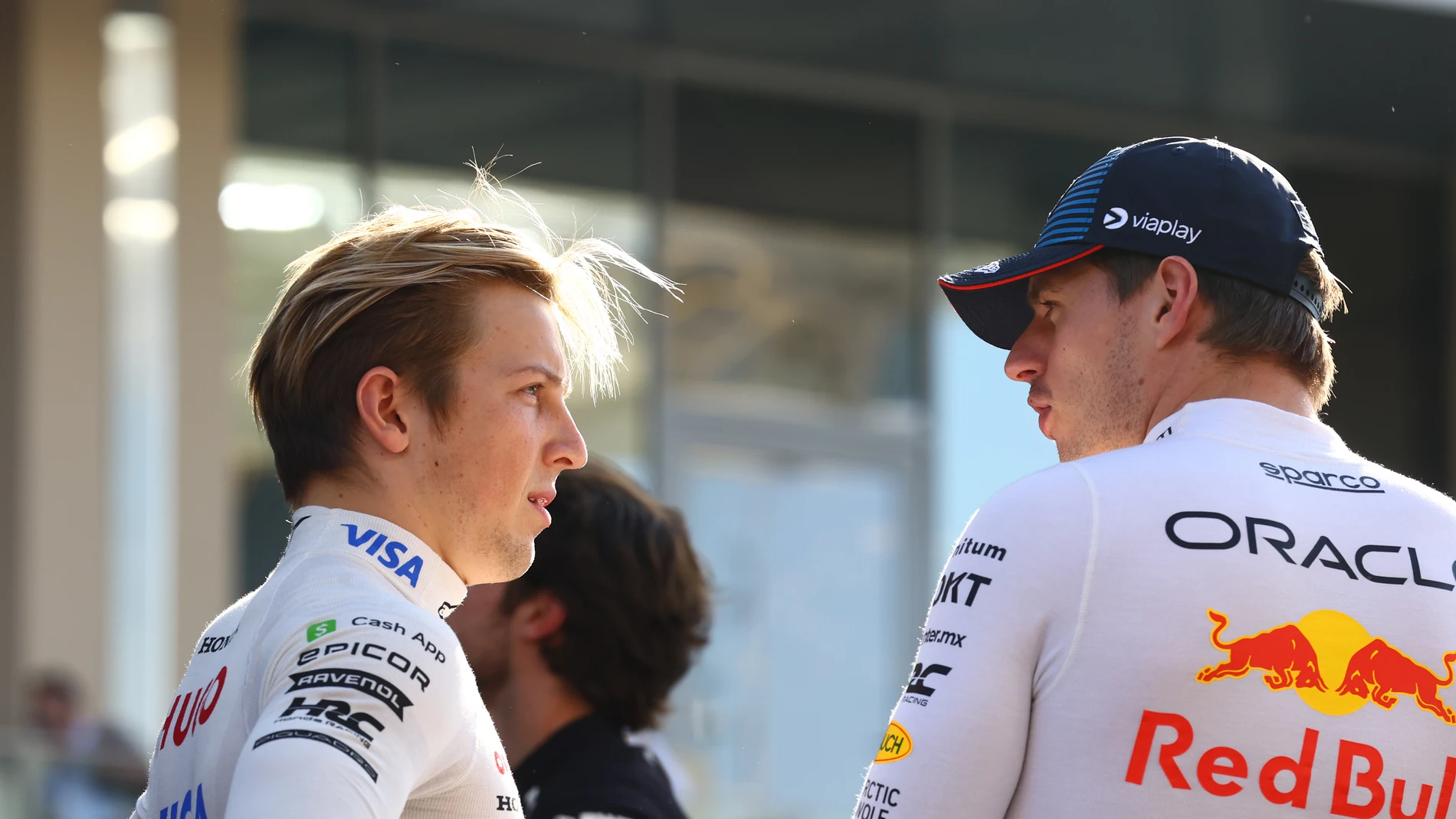 Liam Lawson conversa con Max Verstappen en Yas Marina el pasado 8 de diciembre de 2024 Liam Lawson conversa con Max Verstappen en Yas Marina el pasado 8 de diciembre de 2024