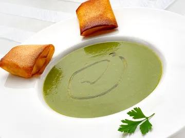 Crema de borraja con bricks de queso Crema de borraja con bricks de queso