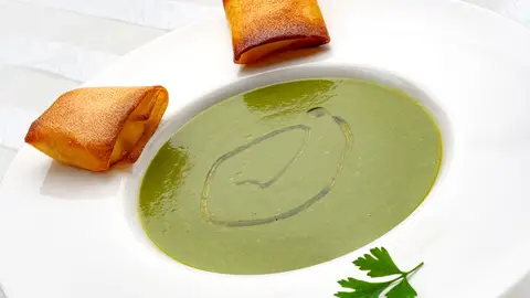 Crema de borraja con bricks de queso Crema de borraja con bricks de queso