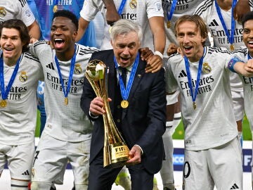 Carlo Ancelotti, con la Intercontinental en sus manos