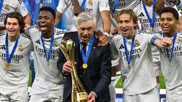 Carlo Ancelotti, con la Intercontinental en sus manos