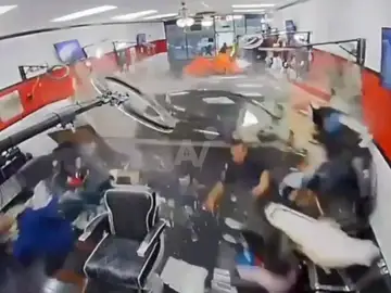 Un coche se estrella contra una barbería en Houston Un coche se estrella contra una barbería en Houston