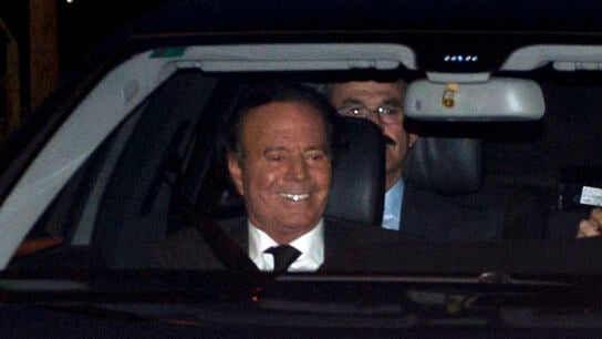Julio Iglesias en un coche en 2012