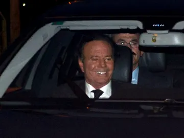 Julio Iglesias en un coche en 2012 Julio Iglesias en un coche en 2012