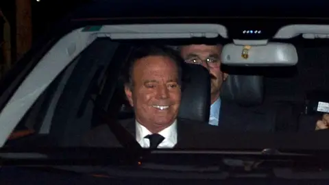 Julio Iglesias en un coche en 2012 Julio Iglesias en un coche en 2012