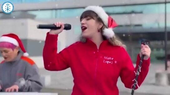 Una enfermera gallega le pone m&uacute;sica a la Navidad: "Es la Mariah Carey del hospital"