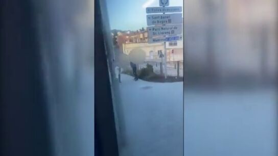 Destroza a pu&ntilde;etazos la ventana de una autob&uacute;s porque no le dejan subir una bicicleta