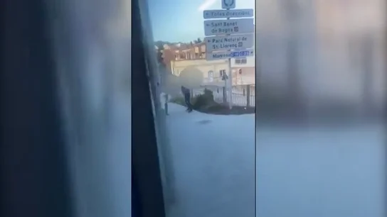 Destroza a puñetazos la ventana de una autobús porque no le dejan subir una bicicleta Destroza a puñetazos la ventana de una autobús porque no le dejan subir una bicicleta