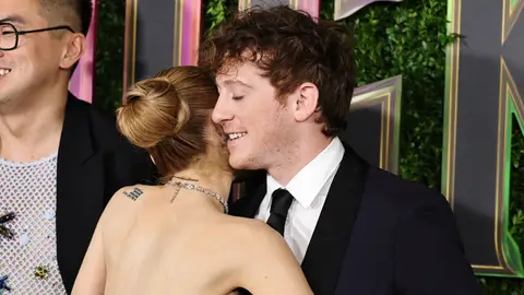 Ariana Grande y Ethan Slater en la premiere de Wicked Ariana Grande y Ethan Slater en la premiere de Wicked