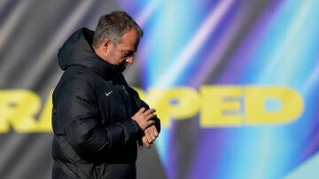 Hansi Flick, en el entrenamiento del Barcelona