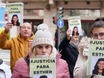 Familiares y amigos de Esther López se concentran este viernes a las puertas del Juzgado 