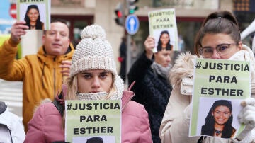 Familiares y amigos de Esther López se concentran este viernes a las puertas del Juzgado 