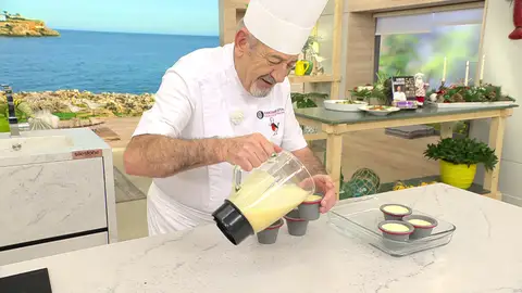 Reparte la mezcla en moldes Reparte la mezcla en moldes