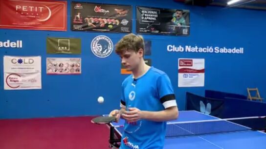 Miikka O'Connor, el finland&eacute;s afincado en Barcelona que realiza virguer&iacute;as con una pala de ping-pong