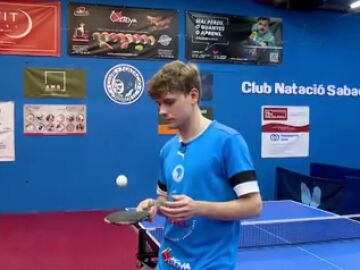 Miikka O'Connor, el finlandés afincado en Barcelona que realiza virguerías con una pala de ping-pong