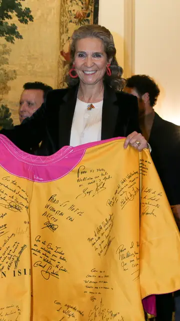 Infanta Elena con el Capote de las Artes Infanta Elena con el Capote de las Artes