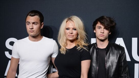 Pamela Anderson con sus hijos Brandon Lee y Dylan Lee
