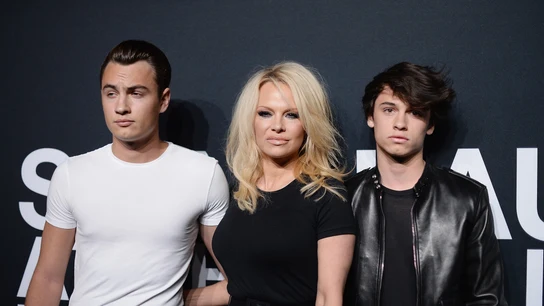Pamela Anderson con sus hijos Brandon Lee y Dylan Lee Pamela Anderson con sus hijos Brandon Lee y Dylan Lee