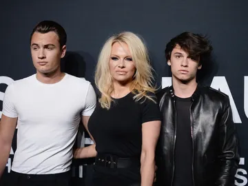 Pamela Anderson con sus hijos Brandon Lee y Dylan Lee Pamela Anderson con sus hijos Brandon Lee y Dylan Lee