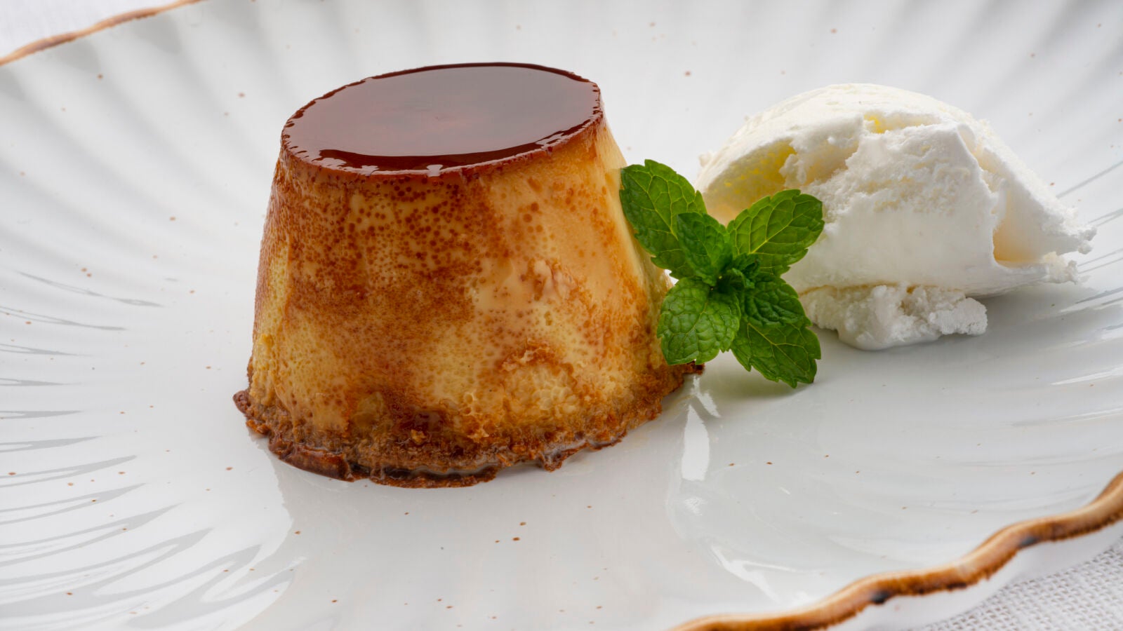 ¡Para chuparse los dedos! Arguiñano prepara un delicioso flan de turrón con helado