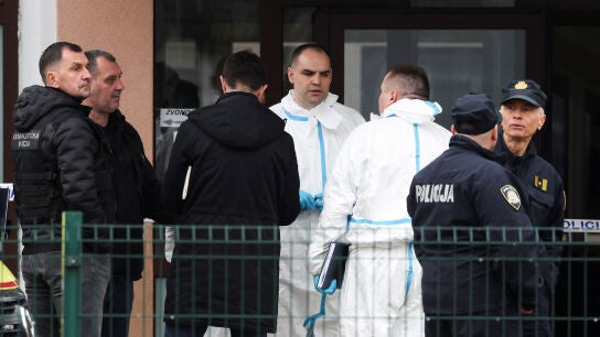Agentes de polic&iacute;a se levantan tras un ataque con cuchillo en una escuela primaria de Zagreb, Croacia.