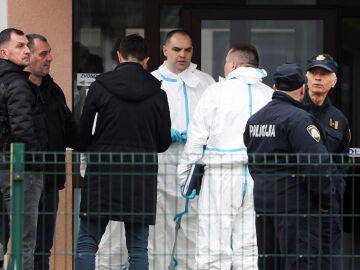 Agentes de policía se levantan tras un ataque con cuchillo en una escuela primaria de Zagreb, Croacia.