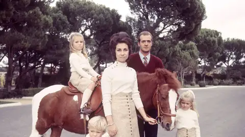 Elena, encima del caballo, y su familia Elena, encima del caballo, y su familia