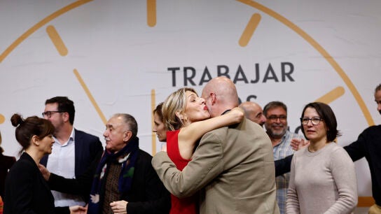 Yolanda D&iacute;az firma con los sindicatos el acuerdo alcanzado para la reducci&oacute;n de la jornada laboral a 37,5 horas.