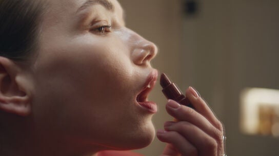 Una mujer pint&aacute;ndose los labios