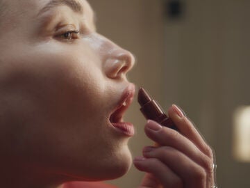 Una mujer pint&aacute;ndose los labios