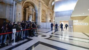 Imagen de la sala del Tribunal Especial de Par&iacute;s donde ocho adultos est&aacute;n siendo juzgados por el asesinato del profesor Samuel Paty.