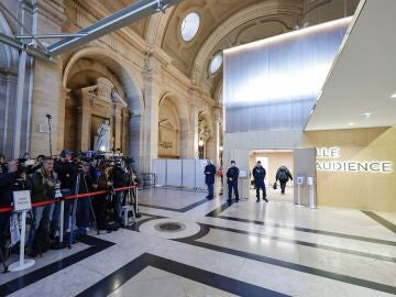 Imagen de la sala del Tribunal Especial de París donde ocho adultos están siendo juzgados por el asesinato del profesor Samuel Paty.