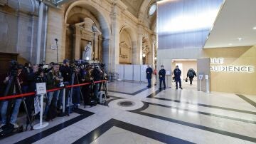 Imagen de la sala del Tribunal Especial de París donde ocho adultos están siendo juzgados por el asesinato del profesor Samuel Paty.