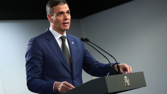 El presidente del Gobierno, Pedro S&aacute;nchez, ofrece una rueda de prensa tras el Consejo Europeo, a 19 de diciembre de 2024, en Bruselas (B&eacute;lgica). Los l&iacute;deres de la Uni&oacute;n Europea (UE) se han reunido en una cumbre apoyando a Ucrania con el objetivo de incrementar su poder ante una eventual negociaci&oacute;n con Rusia, que no se mostraron proclives a precipitar. El presidente del Consejo Europeo, Antonio Costa, afirm&oacute; ante la prensa a su llegada a la reuni&oacute;n, a la que ha sido invitado el presidente ucr...