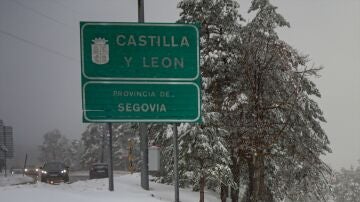 Señal que indica la entrada a la Comunidad de Castilla y León provincia de Segovia.