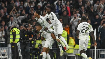 Mbappé celebra su golazo ante el Sevilla (4-2)