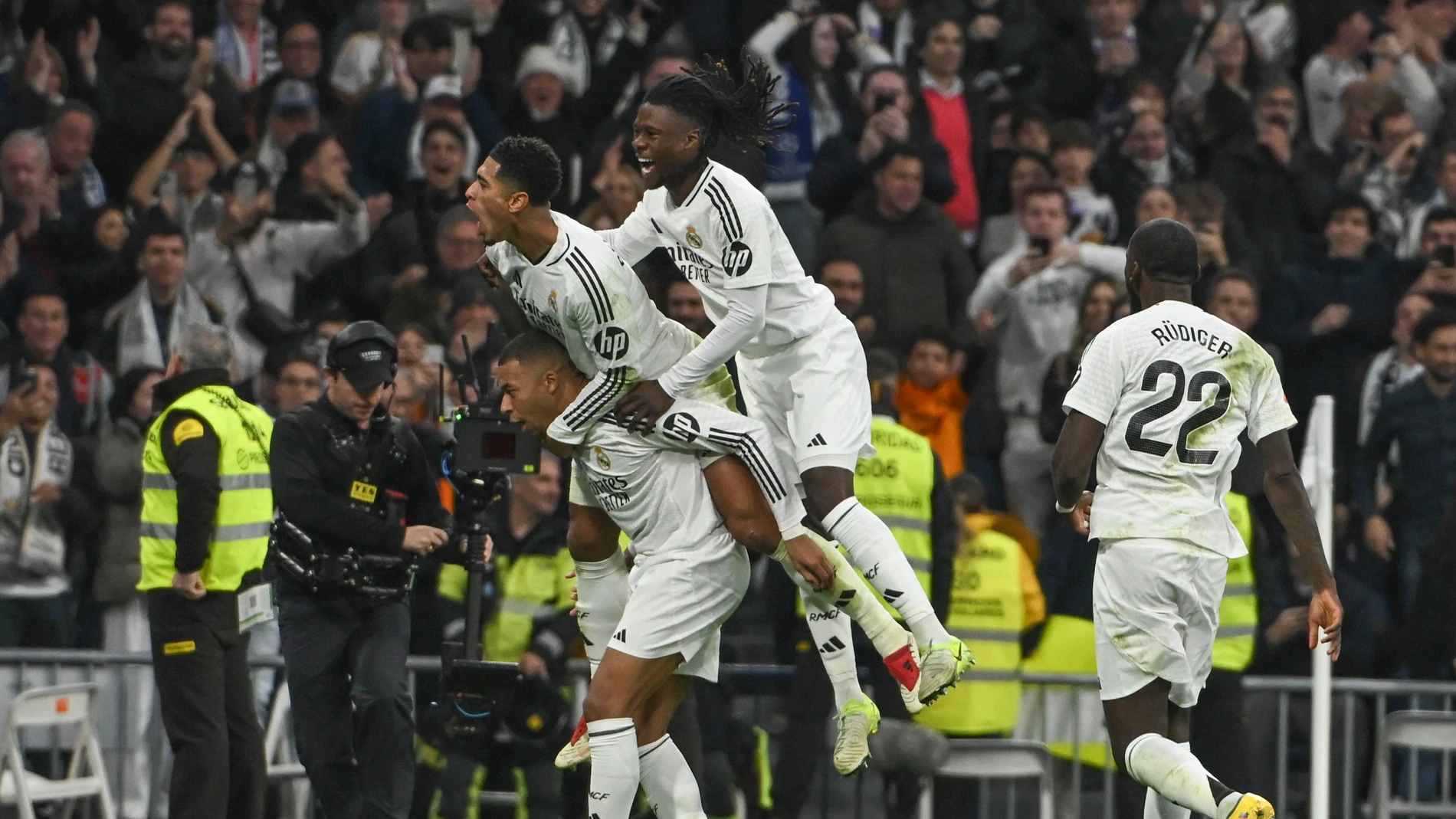Mbappé celebra su golazo ante el Sevilla (4-2) Mbappé celebra su golazo ante el Sevilla (4-2)