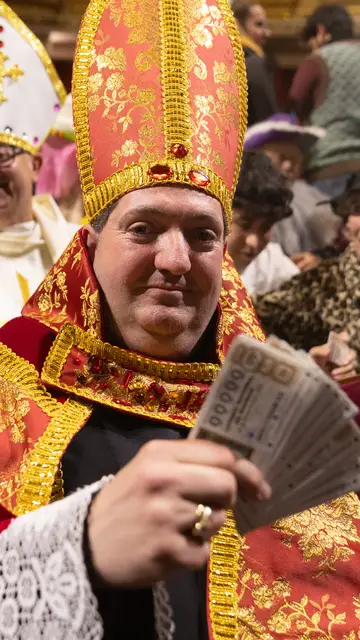 Imagen de un hombre disfrazado de obispo en el Sorteo de la Lotería de Navidad. Imagen de un hombre disfrazado de obispo en el Sorteo de la Lotería de Navidad.