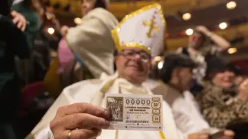 Imagen de un hombre disfrazado del papa en el Sorteo de la Lotería de Navidad. Imagen de un hombre disfrazado del papa en el Sorteo de la Lotería de Navidad.