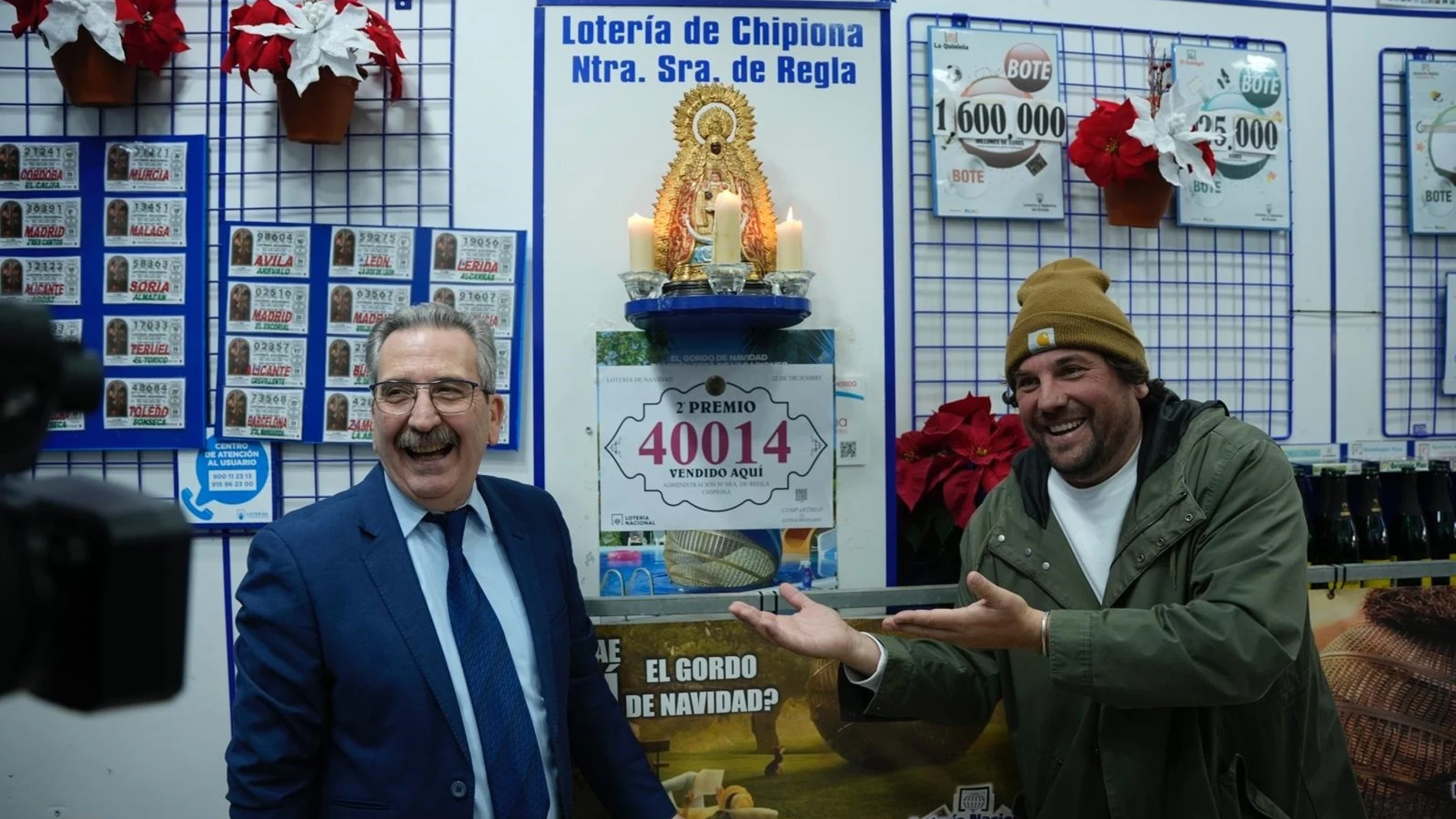 Imagen de los responsables de la istración de lotería de Chipiona. Imagen de los responsables de la istración de lotería de Chipiona.
