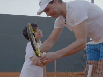 Rafa Nadal enseña a jugar al tenis a un niño