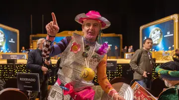 Imagen de un hombre disfrazado del Quijote en el Sorteo de la Lotería de Navidad. Imagen de un hombre disfrazado del Quijote en el Sorteo de la Lotería de Navidad.