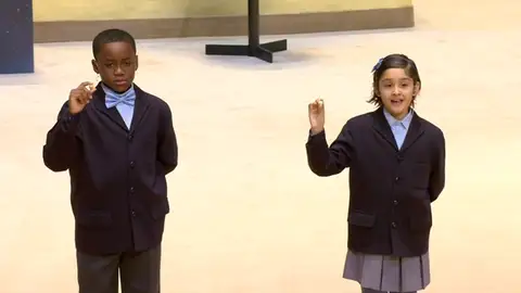 La peculiar forma de Ángel de cantar el segundo y tercer quinto premio de la Navidad, a coro con la bola La peculiar forma de Ángel de cantar el segundo y tercer quinto premio de la Navidad, a coro con la bola