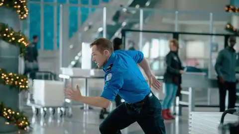 Taron Egerton en el éxito de Netflix, Equipaje de mano Taron Egerton en el éxito de Netflix, Equipaje de mano