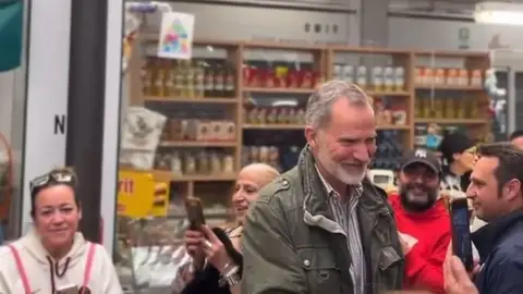 Felipe VI y Letizia visitan por sorpresa junto a sus hijas Catarroja, Picanya y Alaquàs