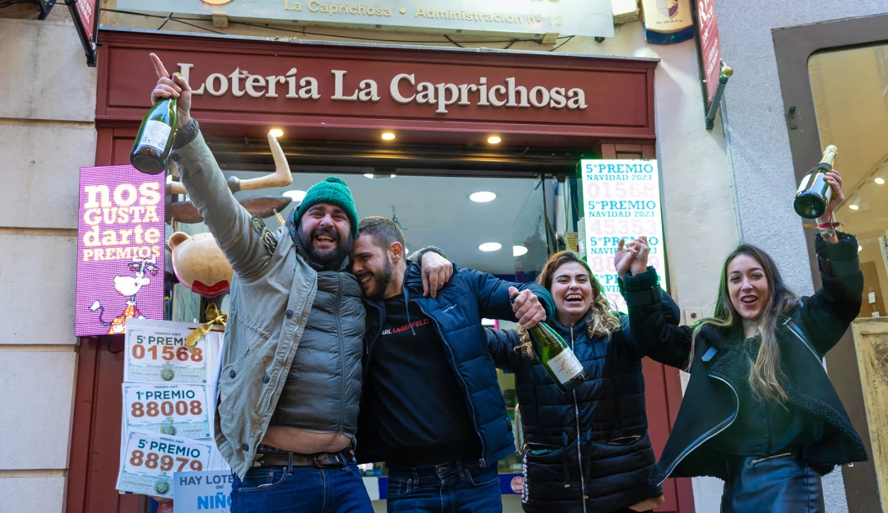 Celebración del tercer y cuarto premio de la Lotería de Navidad en la administración "La Caprichosa" de Toledo./ EFE/Ángeles Visdómine